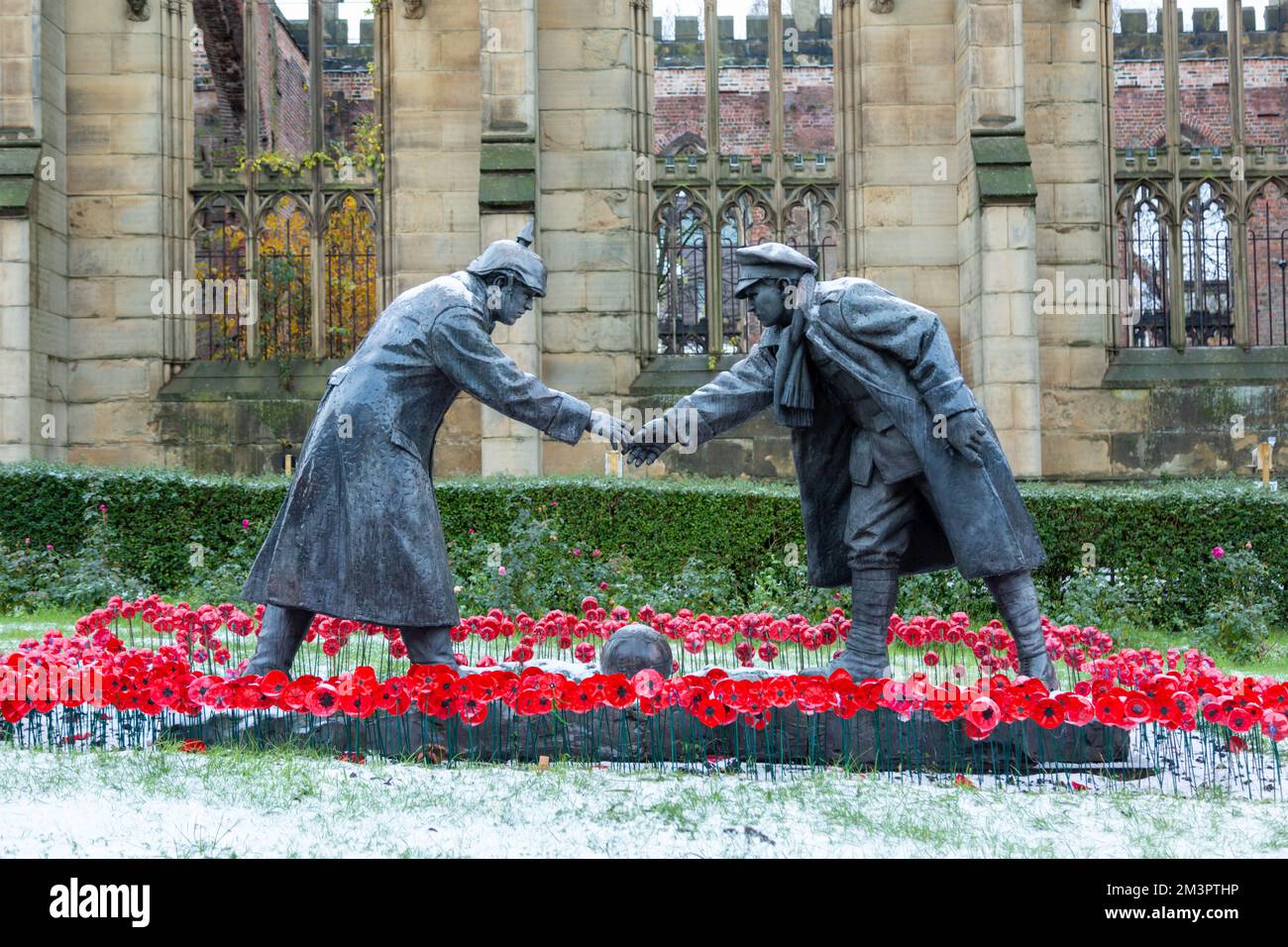 Statue « All Together Now » d'Andy Edwards, montrant la trêve de Noël entre les troupes de la Grande Guerre Banque D'Images