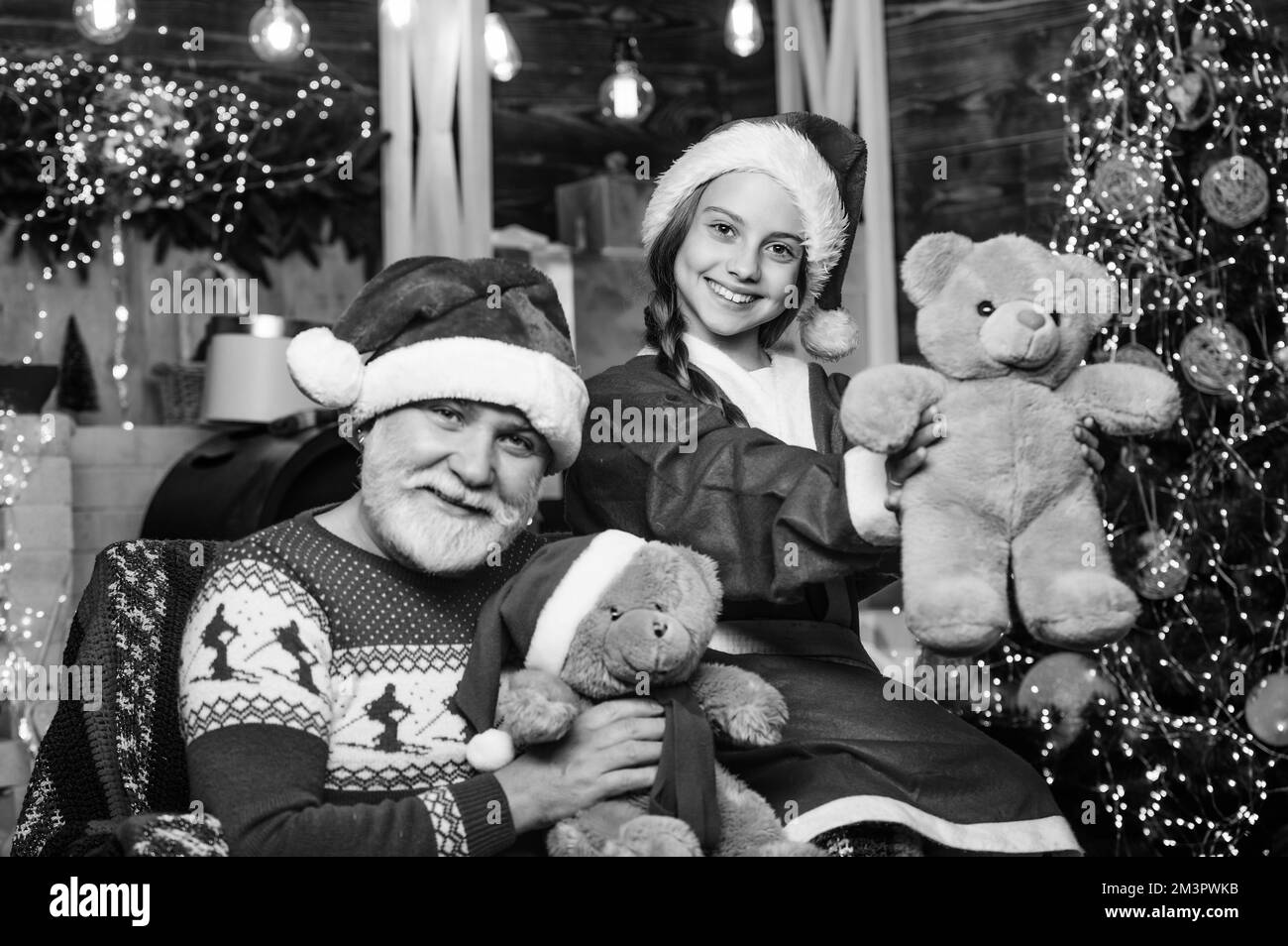 Bonne enfance. Grands-parents en visite. Les enfants aiment noël avec le Père noël. Petite-fille passe du temps avec grand-père. La veille de Noël. Maison familiale. FAM Banque D'Images