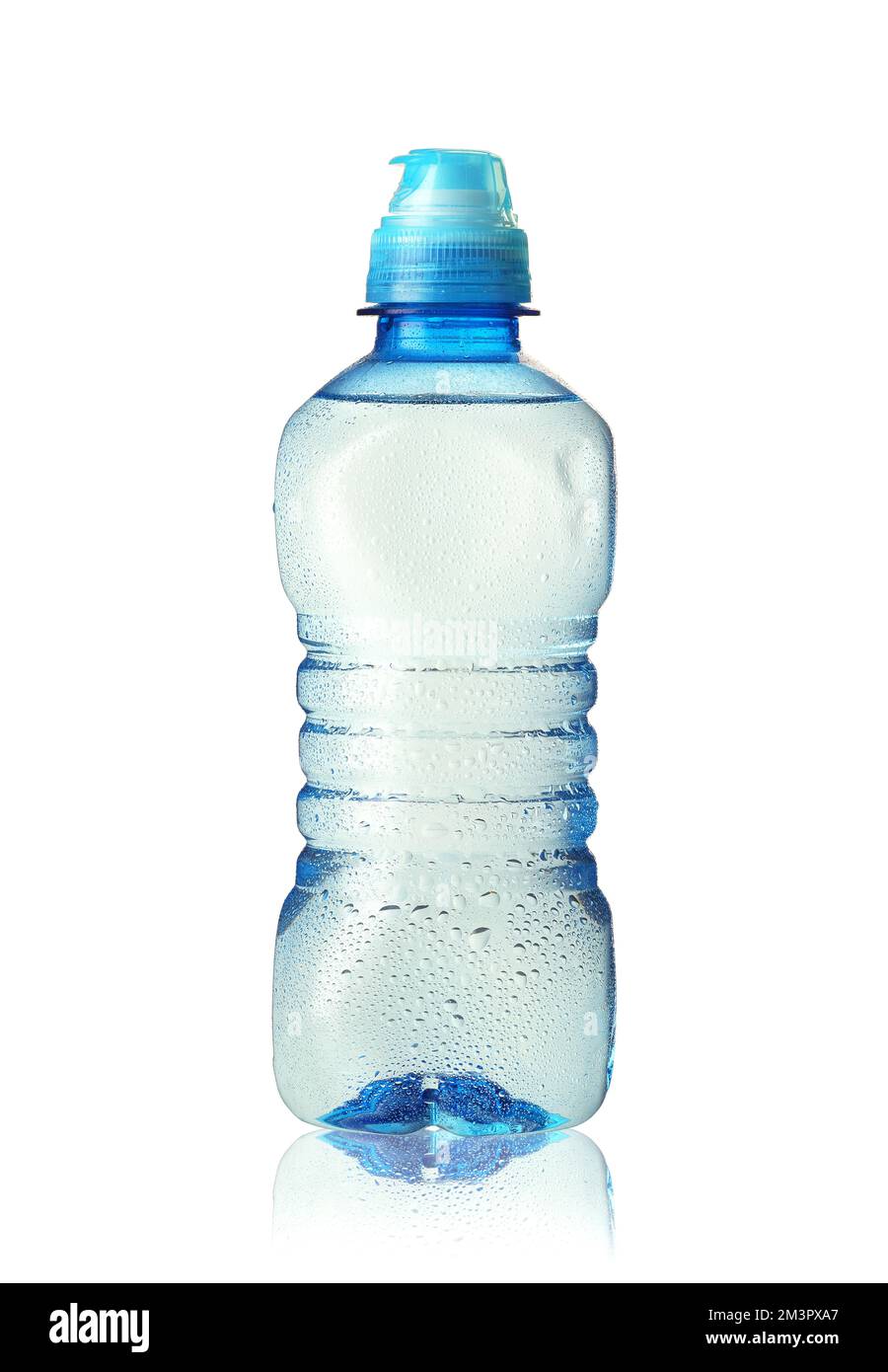 une petite bouteille en plastique d'eau minérale sur fond blanc