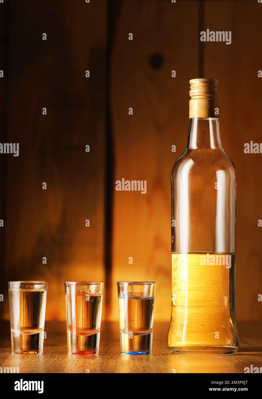 bouteille de rhum avec verres pleins sur fond de planches en bois Photo  Stock - Alamy