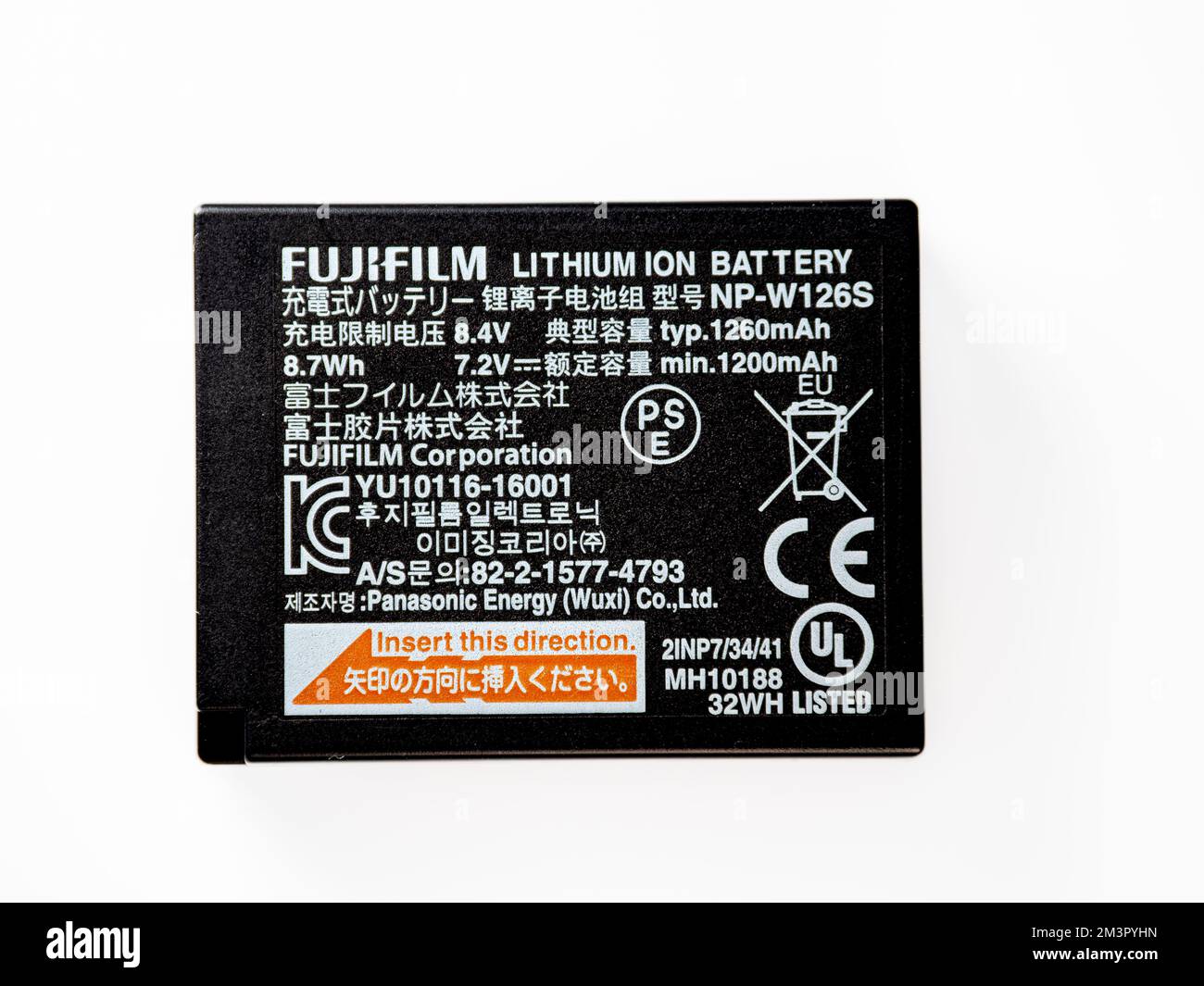 Batterie de l'appareil photo Fujifilm isolée sur fond blanc Banque D'Images