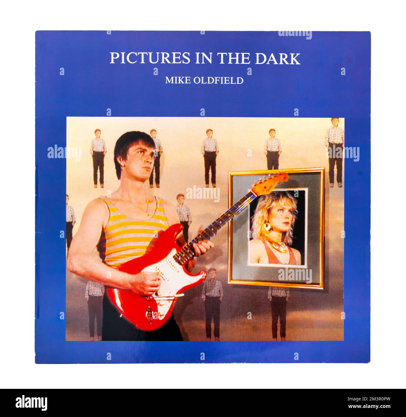 Mike Oldfield-Original vinyle-albumine couverture . 'Pictures in the Dark' est une chanson de Mike Oldfield publiée en tant que single principalement en Europe en 1985 Banque D'Images