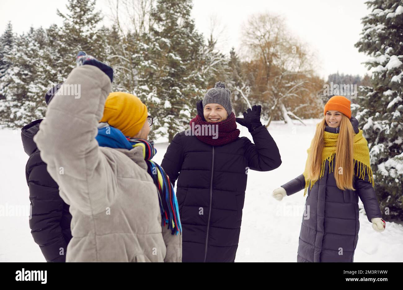 Des amis heureux et variés se détendent à l'extérieur pendant les vacances d'hiver Banque D'Images