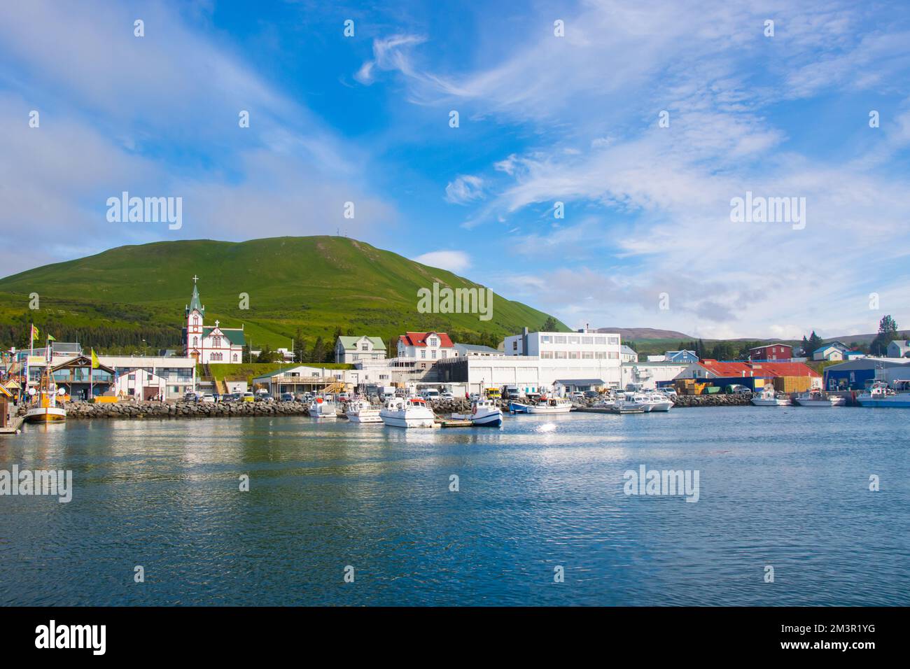 Village de pêcheurs ville de Husavik avec église en Islande Banque D'Images