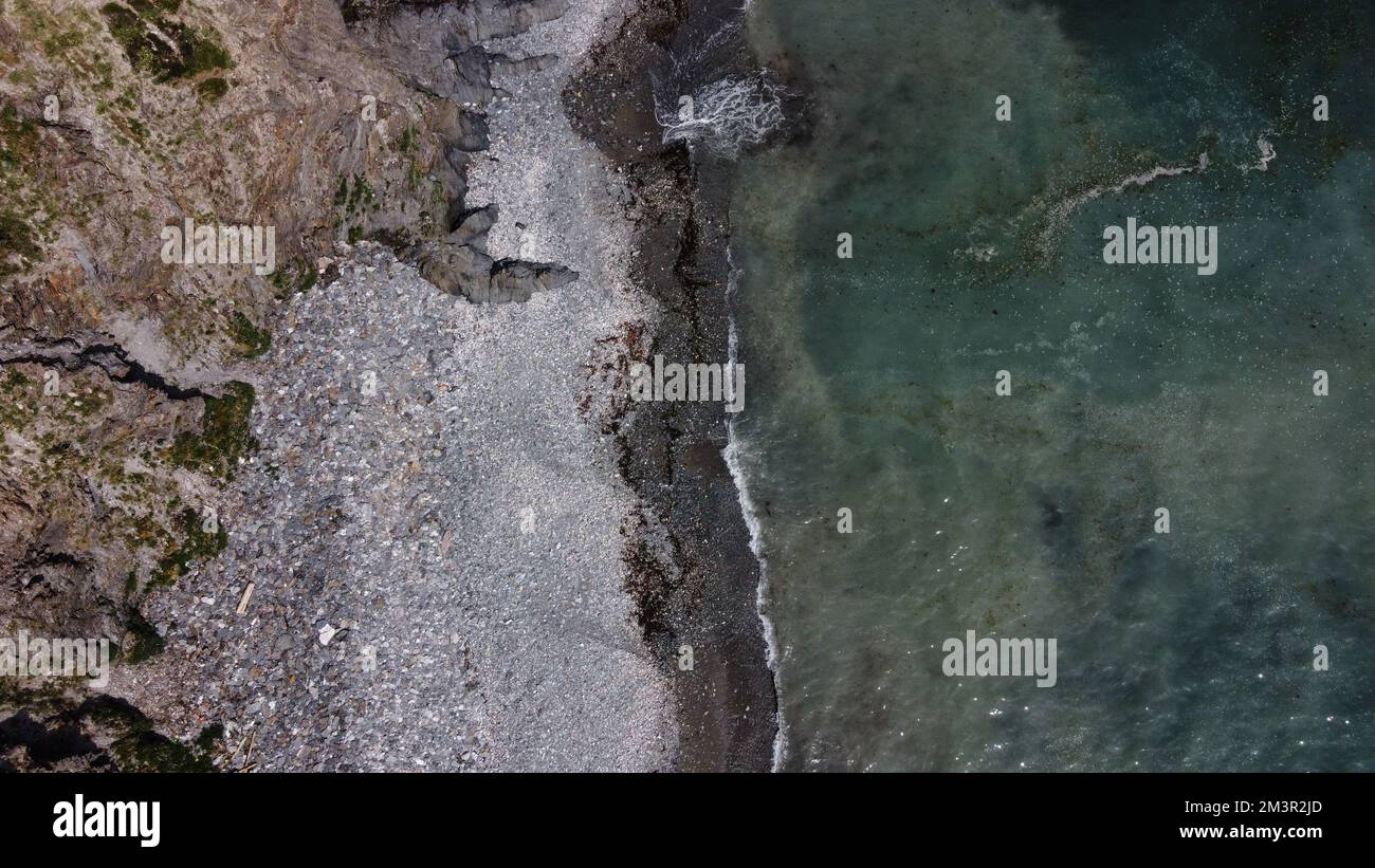 Belle plage rocheuse sur la côte sud de l'Irlande près de Clonakilty. La côte pittoresque de la mer celtique. Surf sur mer. Eaux turquoise de l'Atlant Banque D'Images