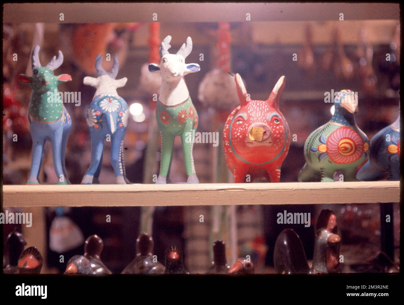 Rangée de figurines animales sur une étagère , Figurines. Collection Edmund L. Mitchell Banque D'Images