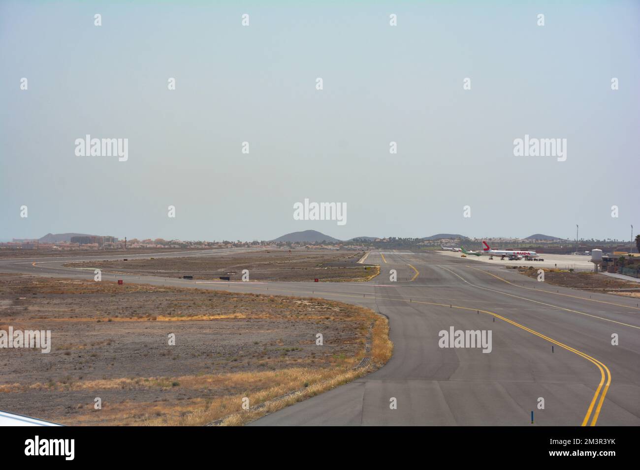 Aéroport sud de Ténérife Espagne 02 août 2022 - vue depuis une fenêtre d'avion nuageux à l'approche de l'atterrissage sur la piste de l'aéroport Reina Sofía, Ténérife Banque D'Images
