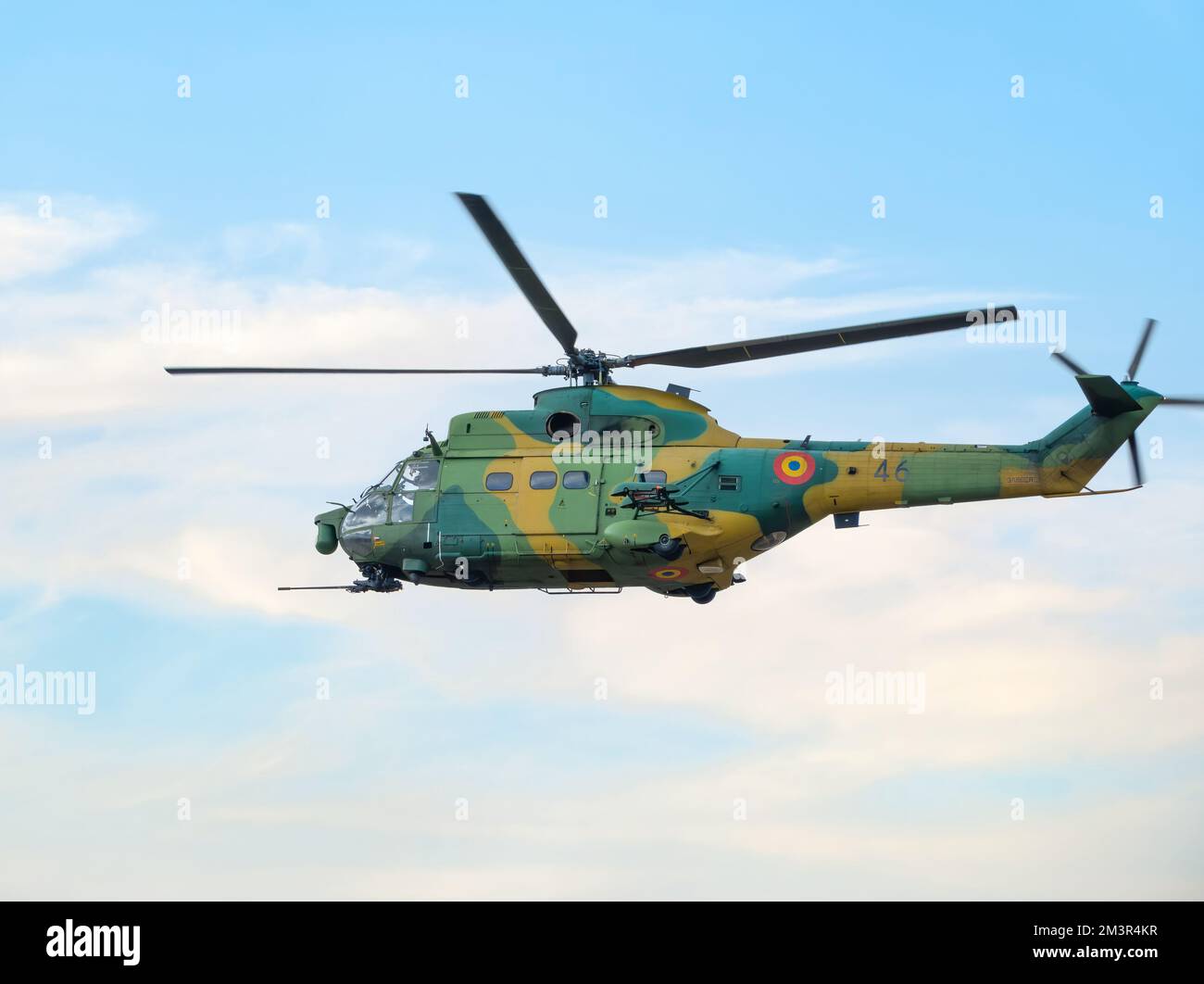 Armée de l'air roumaine et service public IAR 330 hélicoptère contre ciel bleu. Banque D'Images