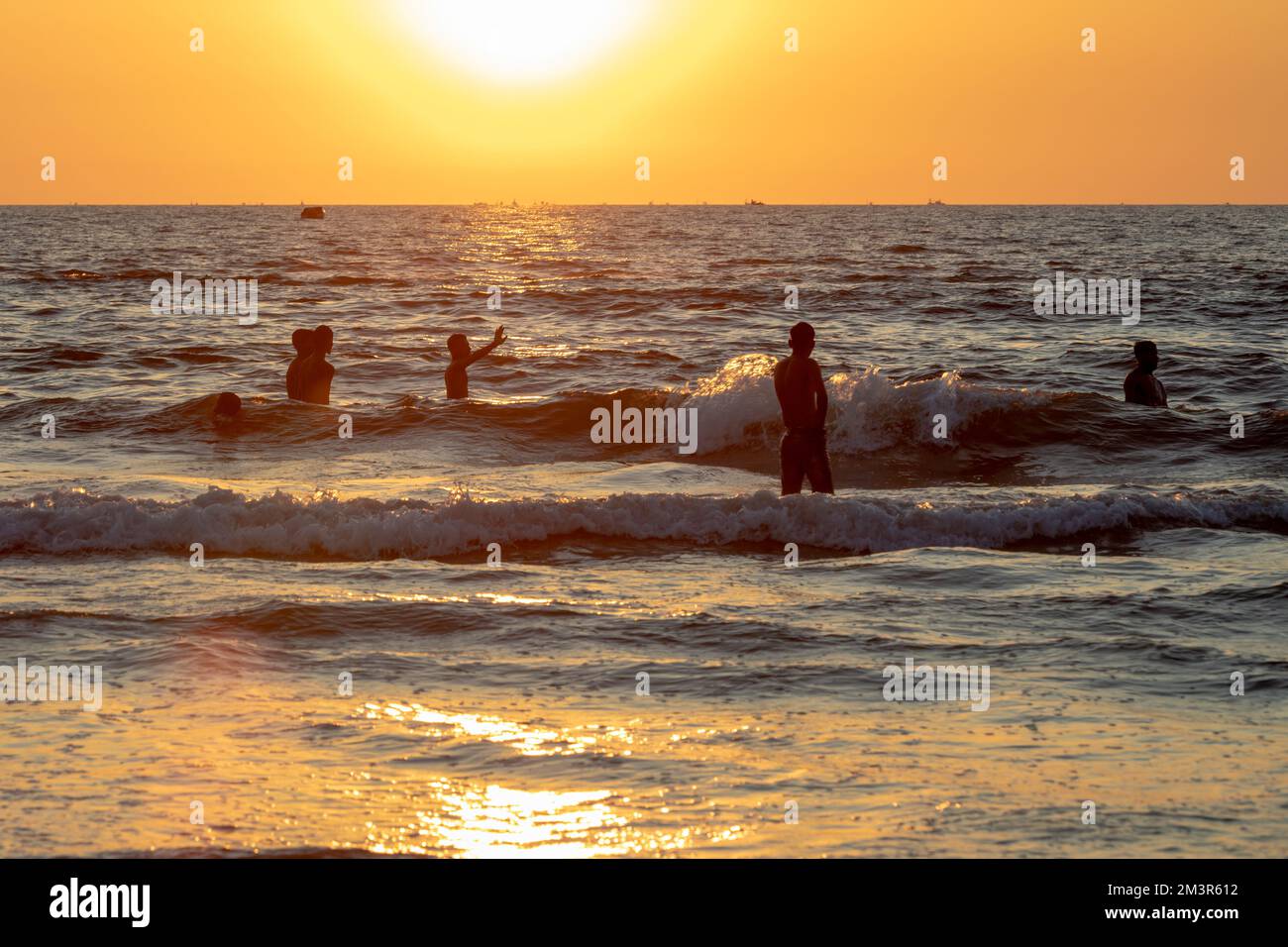 Magnifique coucher de soleil sur la plage de Colva Beach - South Goa, Inde Banque D'Images