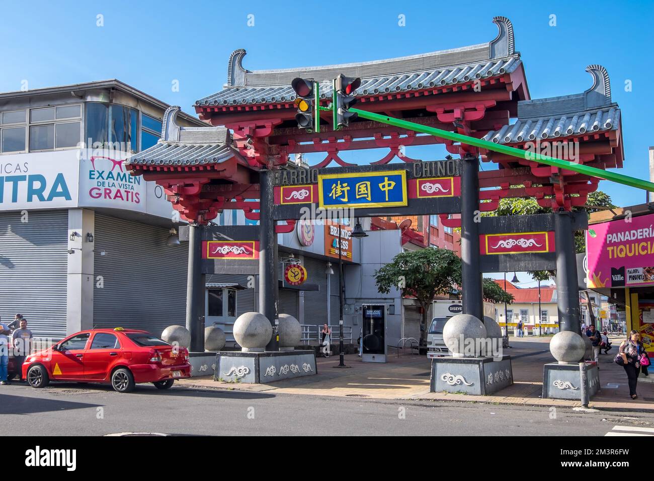 Station de taxis et porte du quartier chinois dans le centre historique de la ville de San José au Costa Rica Banque D'Images