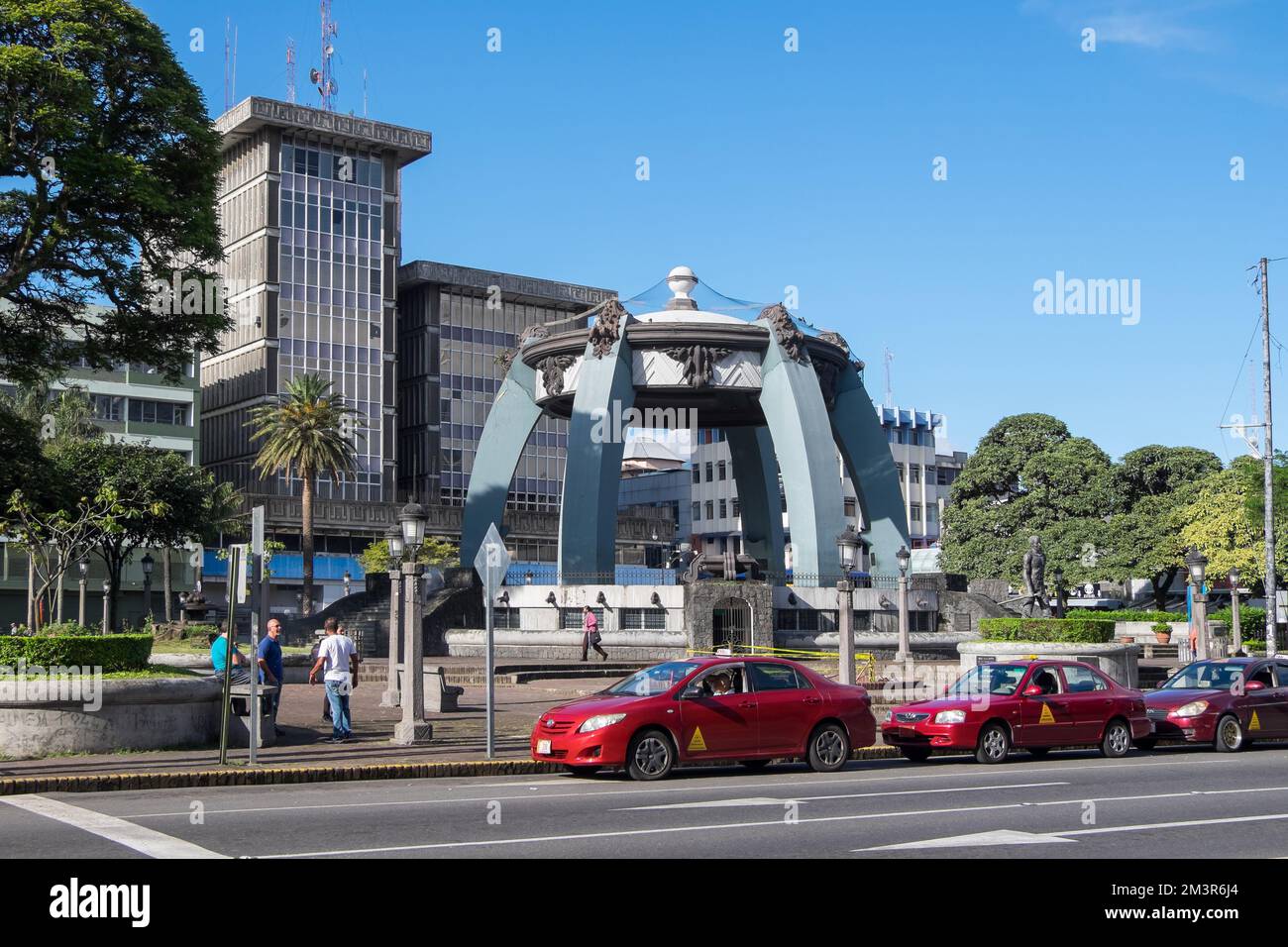 Station de taxis et Central Park dans le centre historique de la ville de San José au Costa Rica Banque D'Images