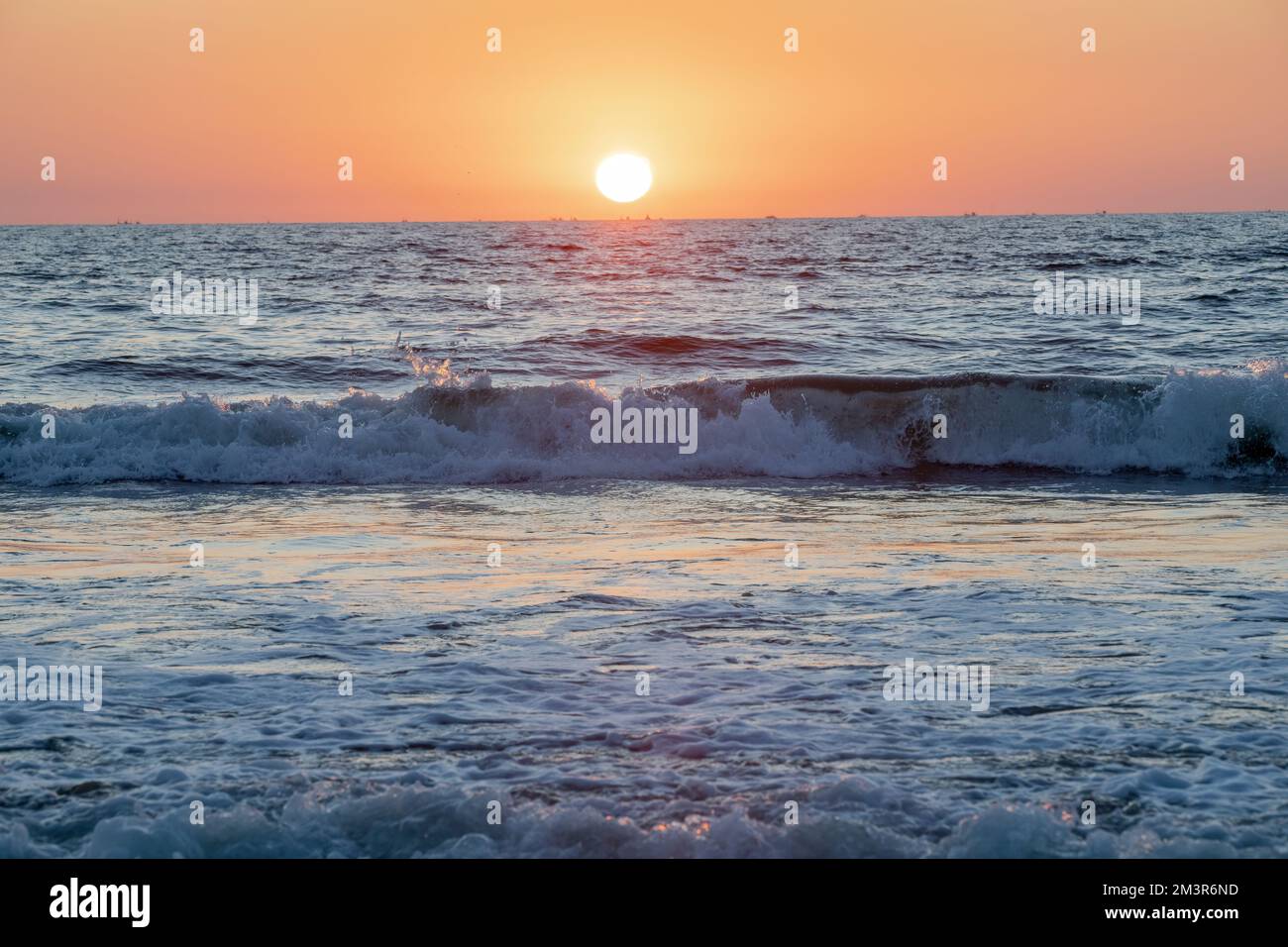 Magnifique coucher de soleil sur la plage de Colva Beach - South Goa, Inde Banque D'Images