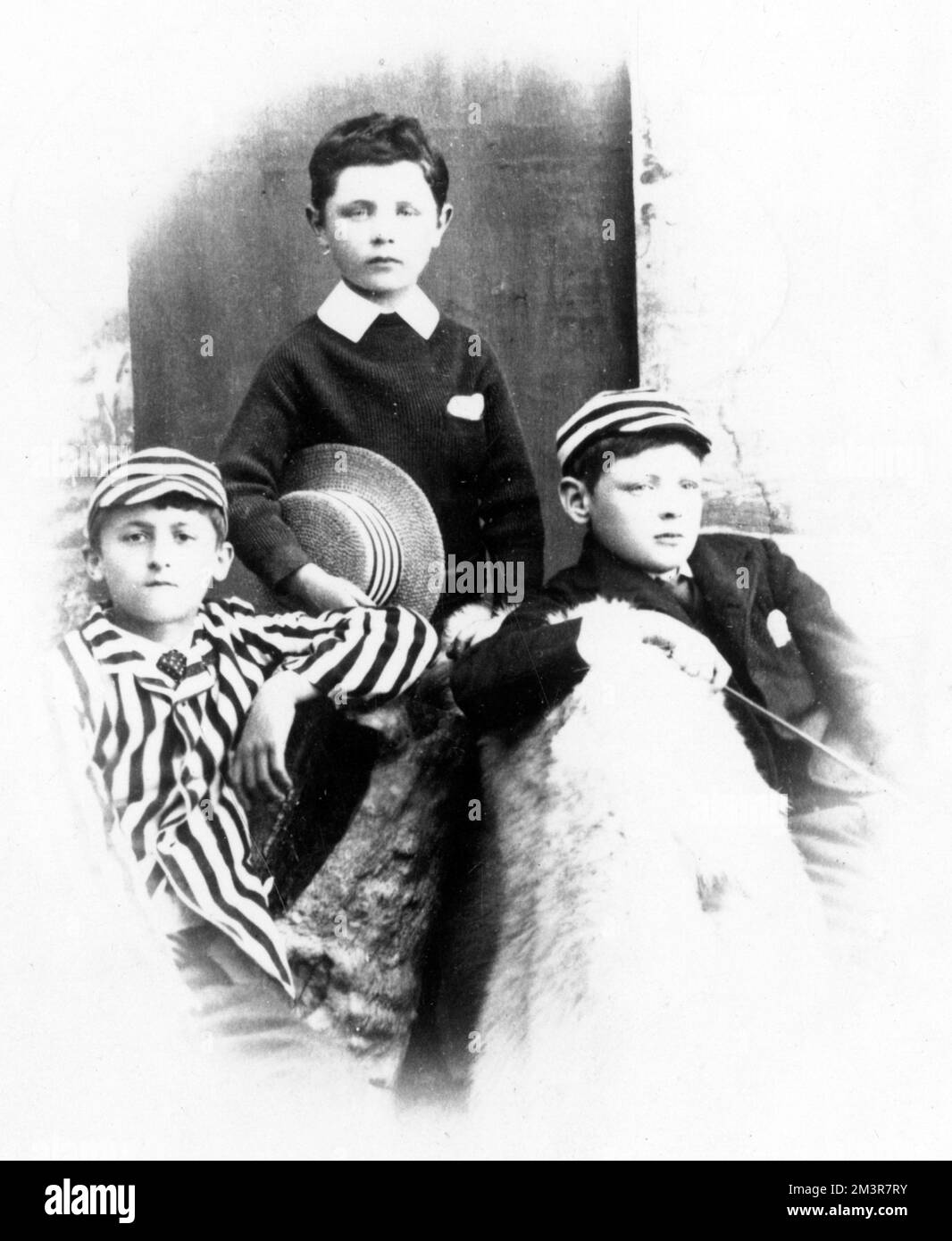 Winston Churchill comme garçon (à droite) avec son frère cadet Jack (John Strange Spencer-Churchill) debout au centre. Date: C.1884 Banque D'Images