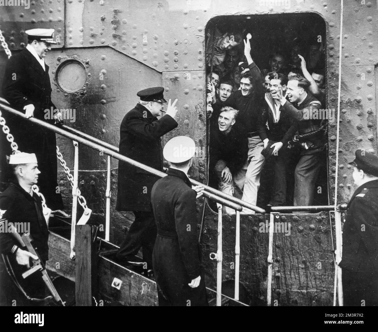 En 1943, Winston Churchill est allé en Amérique et a donné son V célèbre pour le signe de victoire aux marins lorsqu'il débarque. Date: 1943 Banque D'Images