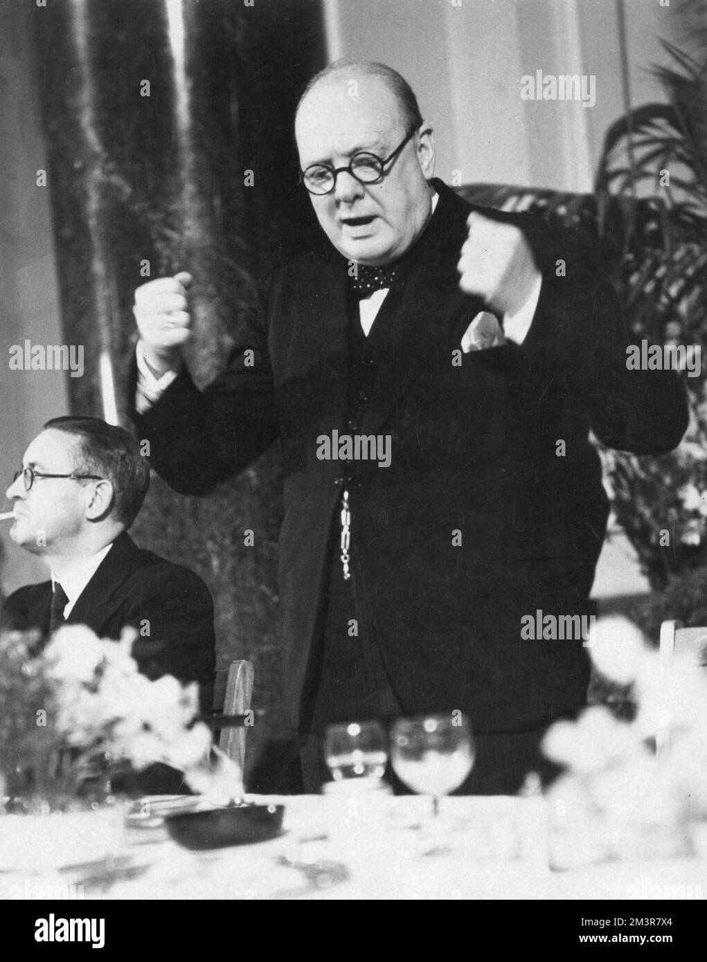 Des poings serrés comme le dit M. Churchill sur les procès des Londoniens pendant l'hiver violent Blitz. 1941 Date: 1941 Banque D'Images