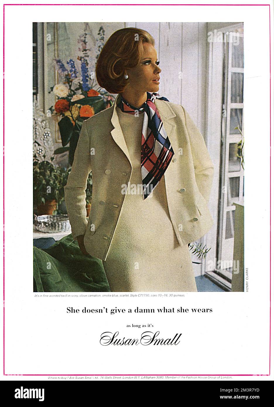 Publicité pour la maison de mode, Susan Small, avec un modèle portant une robe et une veste en sergé peigné fin avec une écharpe attachée autour de son cou. Date: 1965 Banque D'Images