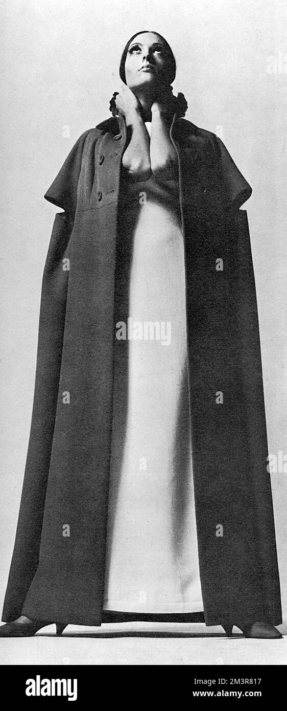 La tenue est intitulée « Hot Stuff » et se compose d'un manteau croisé rouge géranium (tissu Petillault), avec des manches cape, une robe tube en laine blanche et soie en crêpe (tissu Staron). Date: 1966 Banque D'Images
