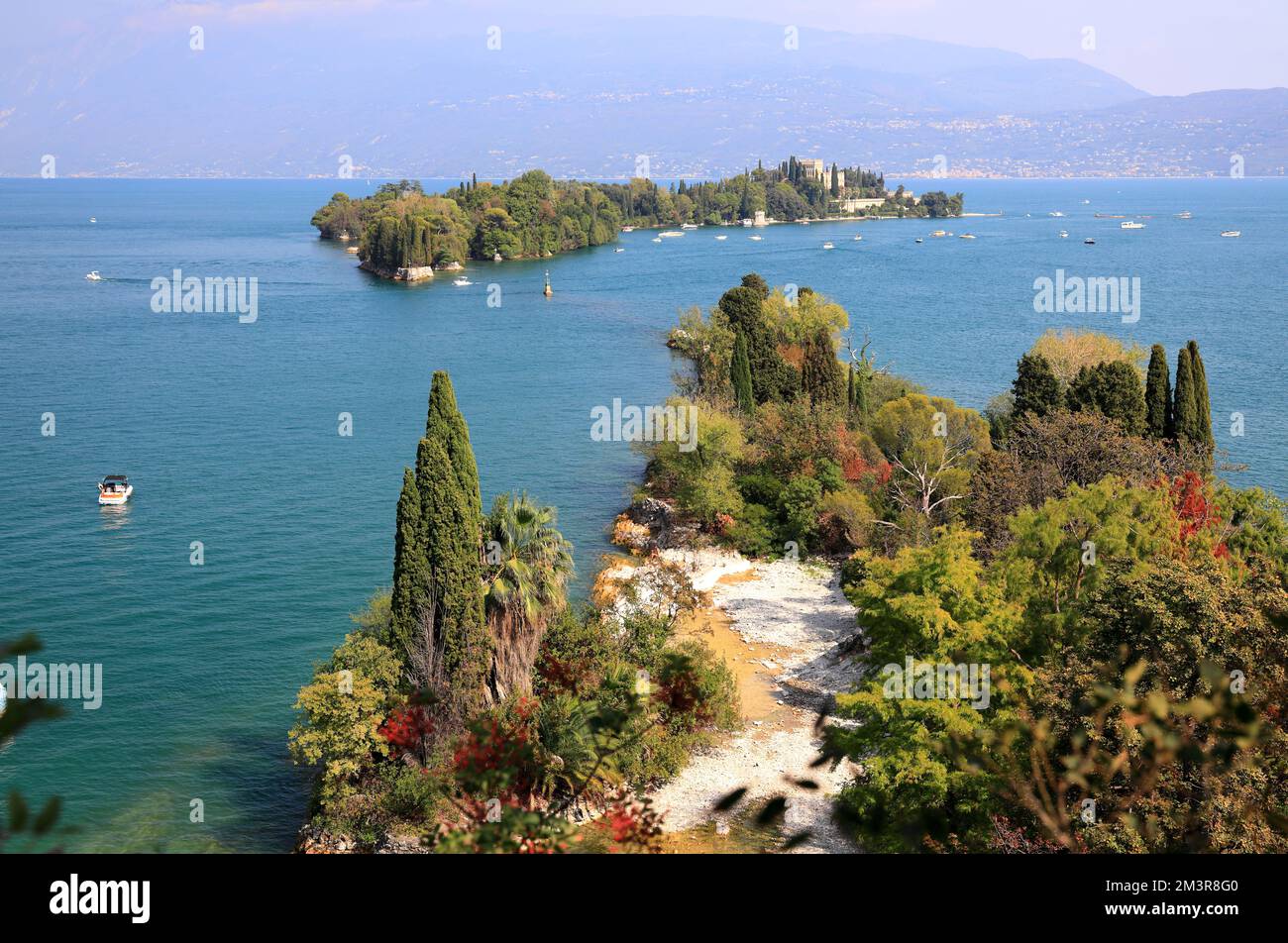 Vue de San Fermo à l'île de Garda (Isola del Garda). Italie, Europe. Banque D'Images