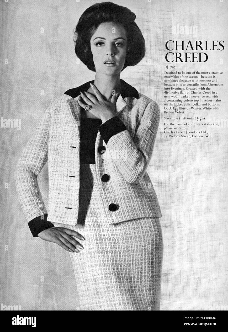Publicité pour Charles Creed et un costume dans un panier tissé laine tweed avec un haut de boléro contrasté en velours avec la bordure répétée sur le col de la veste et les poignets. Date: 1965 Banque D'Images