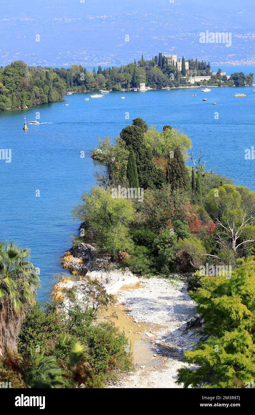 Vue de San Fermo à l'île de Garda (Isola del Garda). Italie, Europe. Banque D'Images