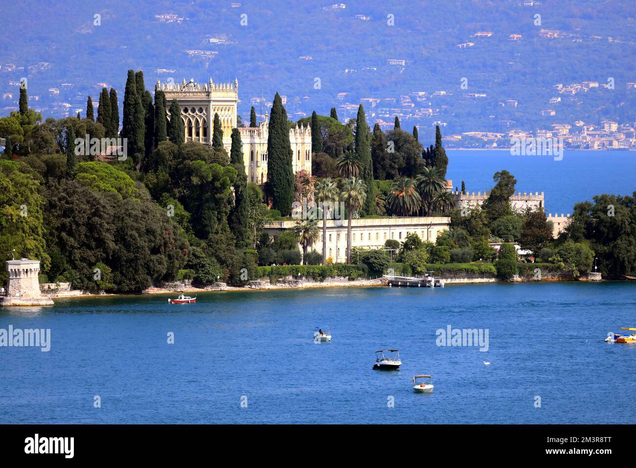Vue de San Fermo à l'île de Garda (Isola del Garda). Italie, Europe. Banque D'Images