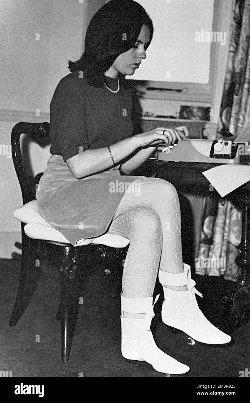 Suzy Menkes (né en 1943), journaliste britannique et rédacteur en chef de la mode pour l'International Herald Tribune depuis 1988. Photographié ici à l'âge de 22 ans comme étudiante de troisième année au Newnham College, Cambridge, où elle était devenue, pour la première femme de ses 34 ans d'histoire, rédactrice du journal de l'Université de Cambridge, Varsity. Banque D'Images