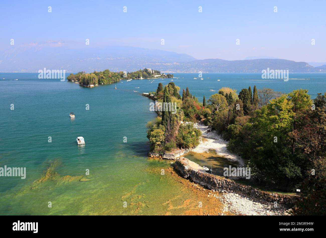 Vue de San Fermo à l'île de Garda (Isola del Garda). Italie, Europe. Banque D'Images