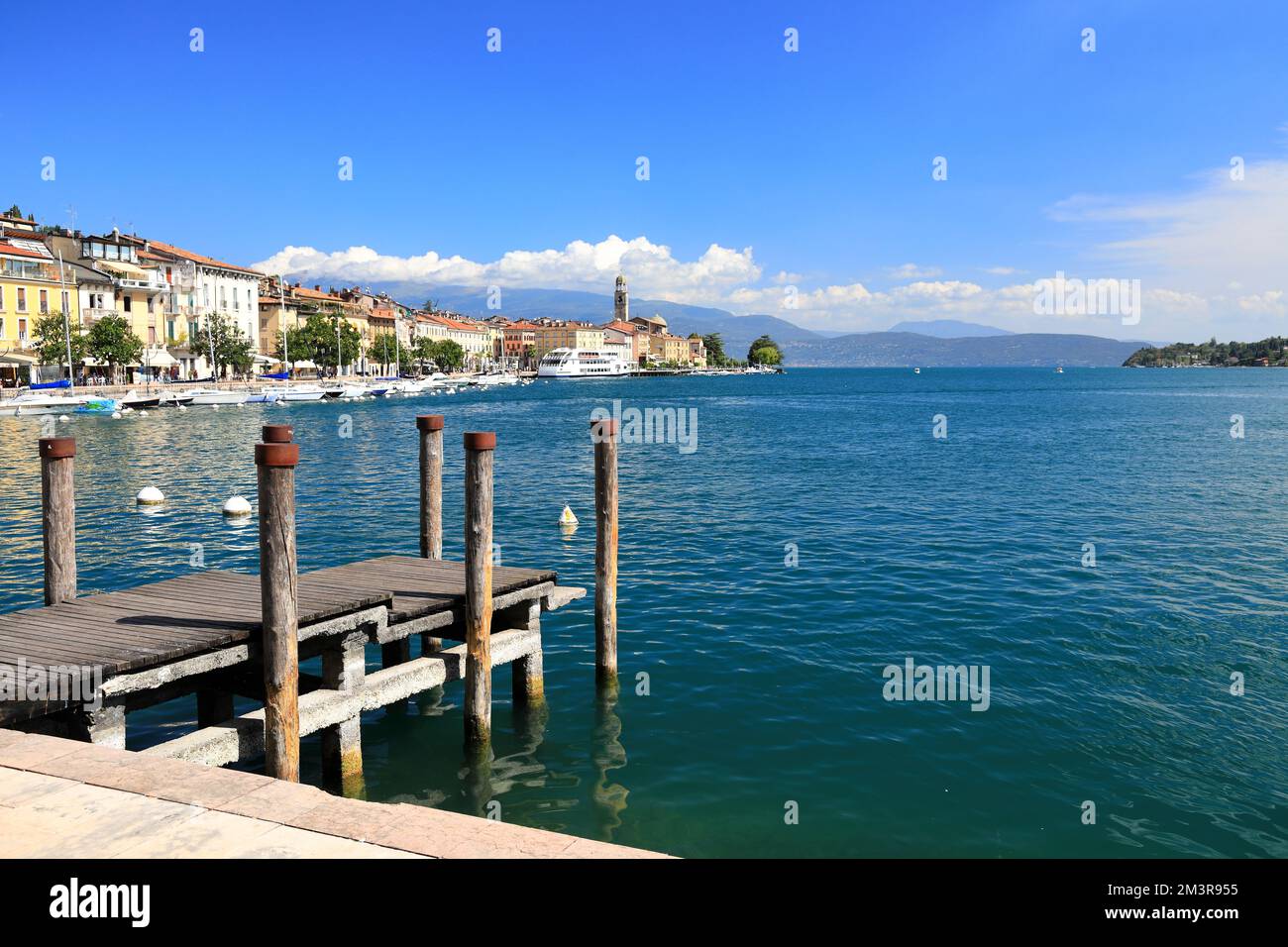 Vue sur la partie historique de Salo sur le lac de Garde. Banque D'Images