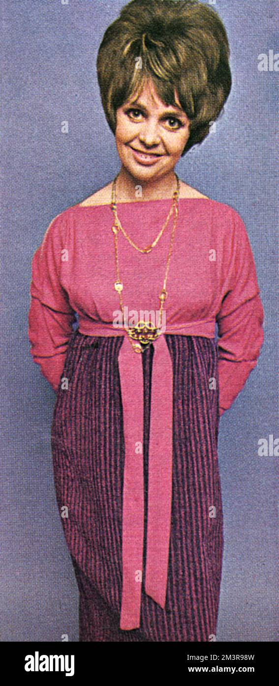 L'actrice Amanda Grinling portant une robe qu'elle s'est confectionnée à l'aide d'une taupe à franges en laine à rayures roses et violettes. Le dessus est en rayonne rose. Date: 1966 Banque D'Images