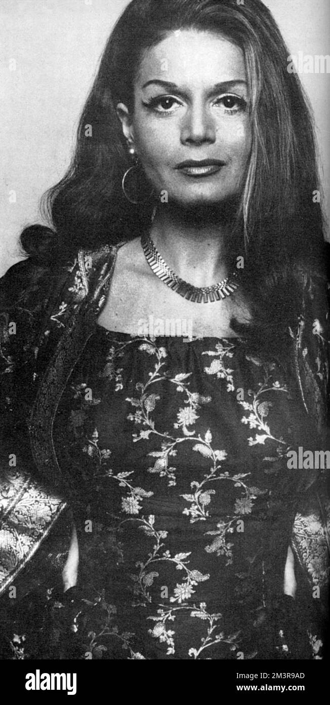 L'actrice née à Budapest Eva Bartok (1927 - 1998) portant une robe rouge et or qu'elle s'est dessinée et avait composée en matériel indien sari. Date: 1966 Banque D'Images