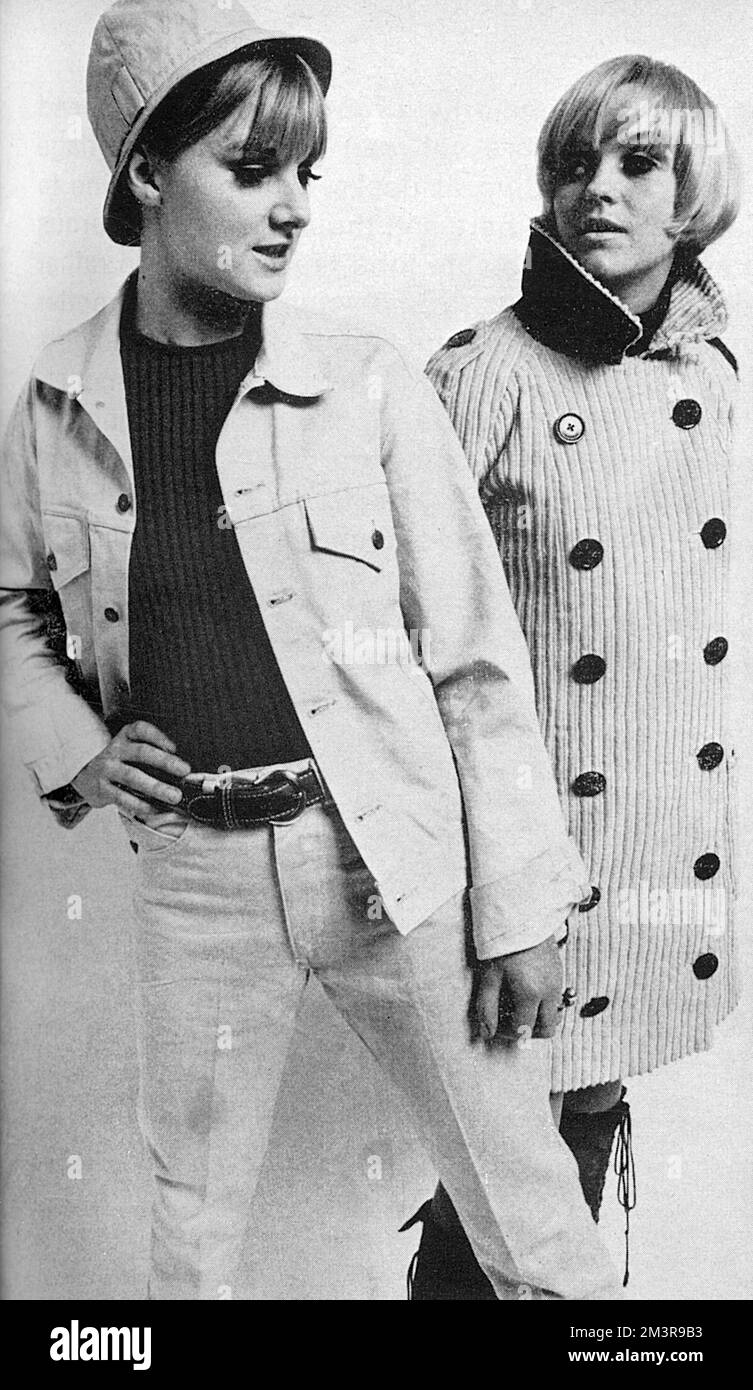 À gauche : l'actrice anglaise Annika Wills (mieux connue sous le nom d'Anneke Wills, né en 1941) portant une veste Levi et un Jean de Sportique et un chapeau assorti appartenant à son mari, l'acteur Michael Gough. Sur la droite : la première présentatrice féminine sur BBC radio 1 et sa plus longue présentatrice, Anne Nightingale (né en 1940), portant un manteau en velours côtelé de Gerald McCann et des bottes en daim à lacets de la boutique Leonard. 1966 Banque D'Images