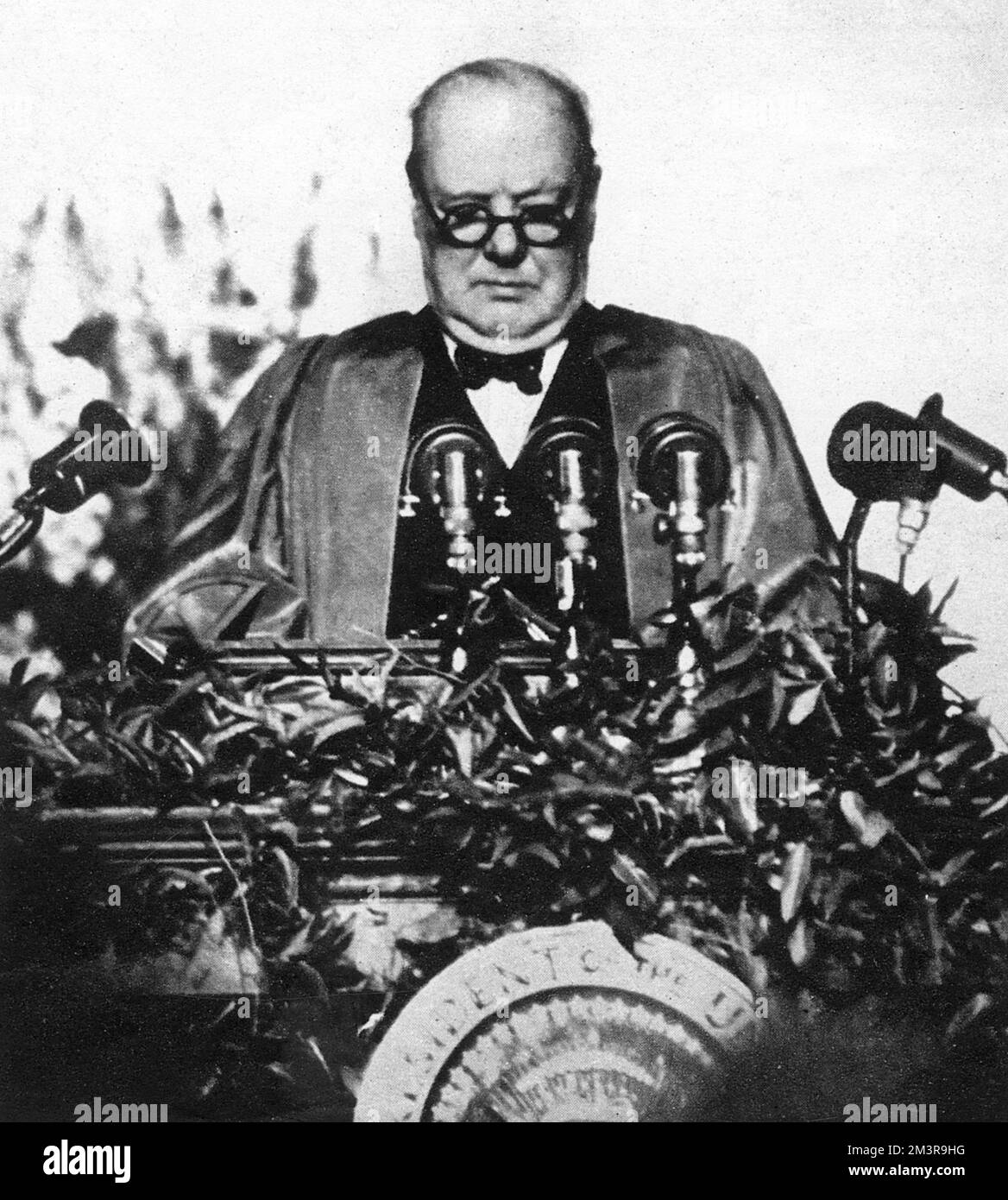 Winston Churchill parlant à Fulton, Missouri, où il a été présenté par le président Truman au Westminster College. Churchill a parlé pendant trois quarts d'heure, et quand il a fini, il a reçu une énorme ovation. Date: 1946 Banque D'Images