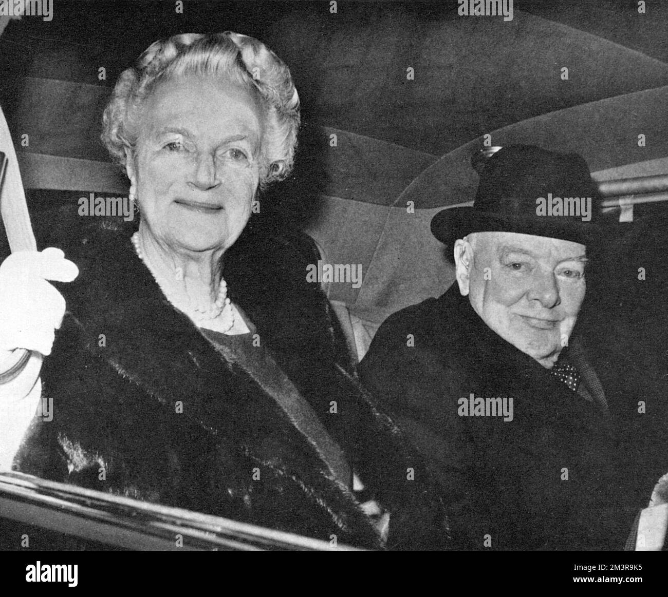 Lady Churchill conduit avec Sir Winston à un petit déjeuner familial en l'honneur de son anniversaire de 78th. Date: 1963 Banque D'Images