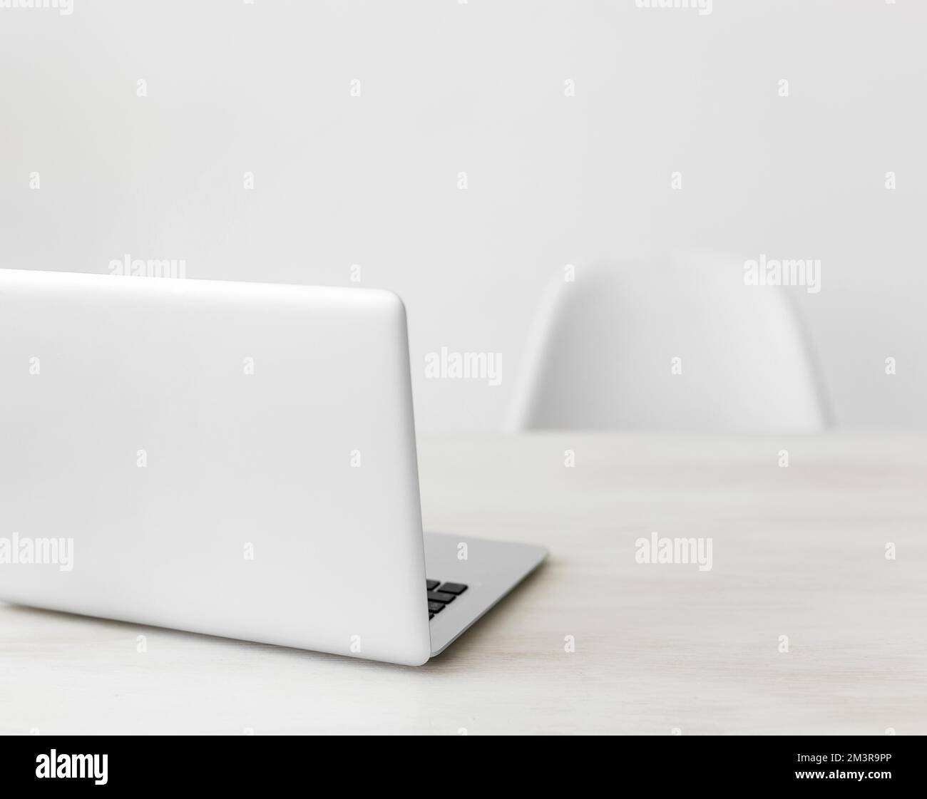 Ordinateur portable et chaise de bureau minimalistes, résolution et belle photo de haute qualité Banque D'Images