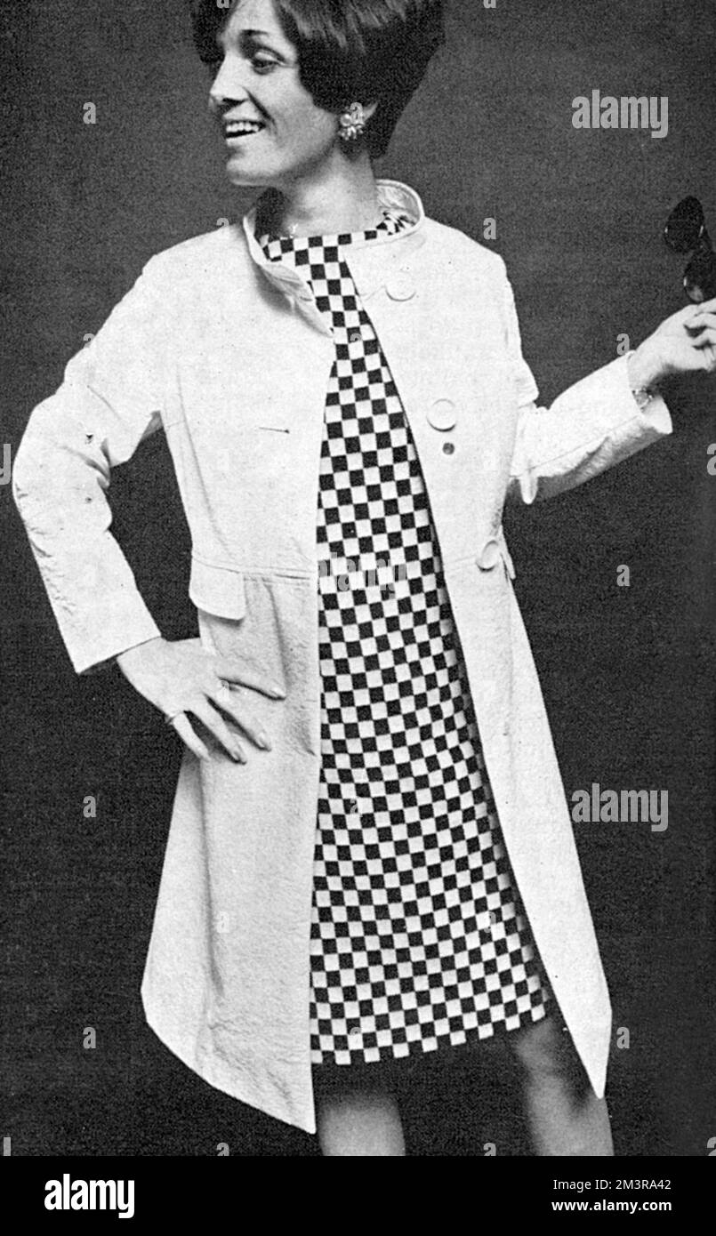 Susie Bisco, coordinatrice de mode pour une agence de publicité à New York, photographiée portant une robe à carreaux noir et blanc (et une importation anglaise pour Bigi de Bergdorf Goodman) et un imperméable blanc en cuir écrasé lavable de la FLAQUE de Paris de Saks, Fifth Avenue. Ses cheveux sont par Gerrard à Vidal Sassoon (bien sûr). 1966 Banque D'Images