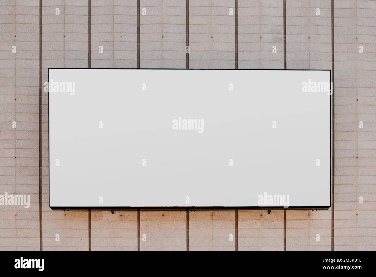 Panneau d'affichage rectangulaire blanc vierge mur à rayures, résolution et photo de haute qualité Banque D'Images