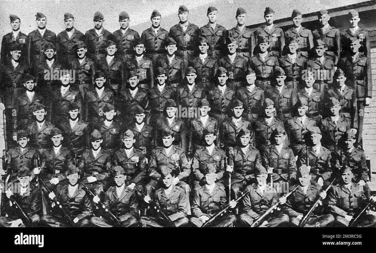 Photo de groupe du peloton des États-Unis de 47th Marine corps, qui a défendu l'Amérique lors des attaques navales et aériennes japonaises sur Wake Island en décembre 1941. Dans ces circonstances, un croiseur ennemi et un destroyer ont été coulés en quarante-huit heures. Date: 1942 Banque D'Images