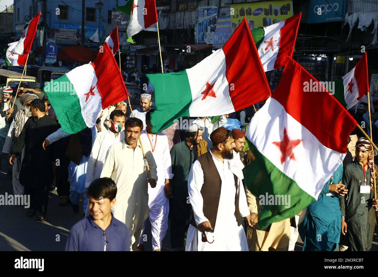 Les militants du Parti Pakhtunkhwa Milli Awami (PKMAP) tiennent vendredi un rassemblement de protestation pour la libération d'Ali Wazir, dans la région de Saddar à Karachi 16 décembre 2022. Banque D'Images