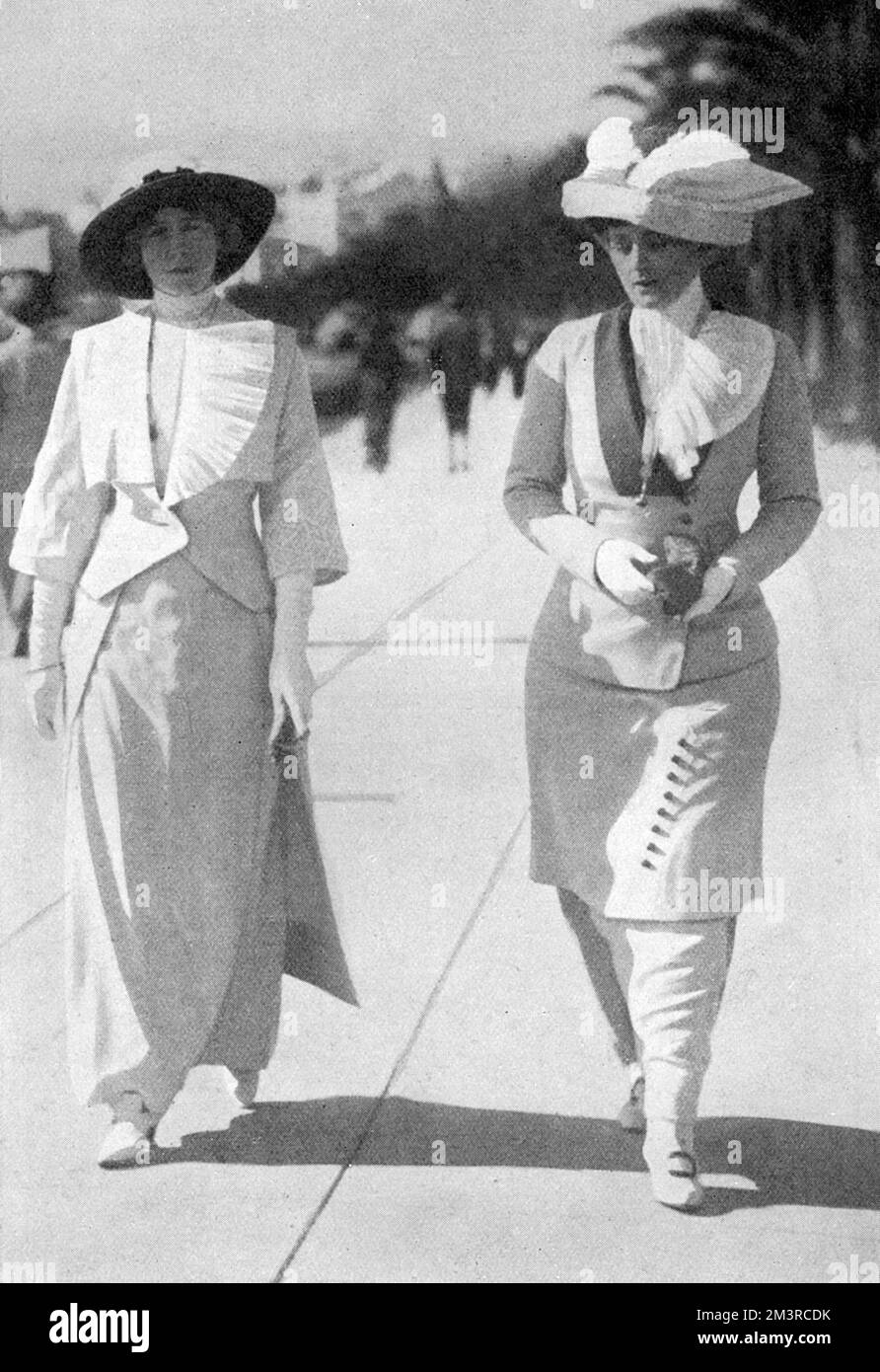 L'actrice américaine Maxine Elliott (1868-1940), photographiée marcher avec un ami à Cannes en 1912. Maxine est sur la droite. Deux décennies plus tard, elle divertirait de nombreuses personnalités célèbres dans sa maison de la Riviera, le Château de l'Horizon. 1912 Banque D'Images