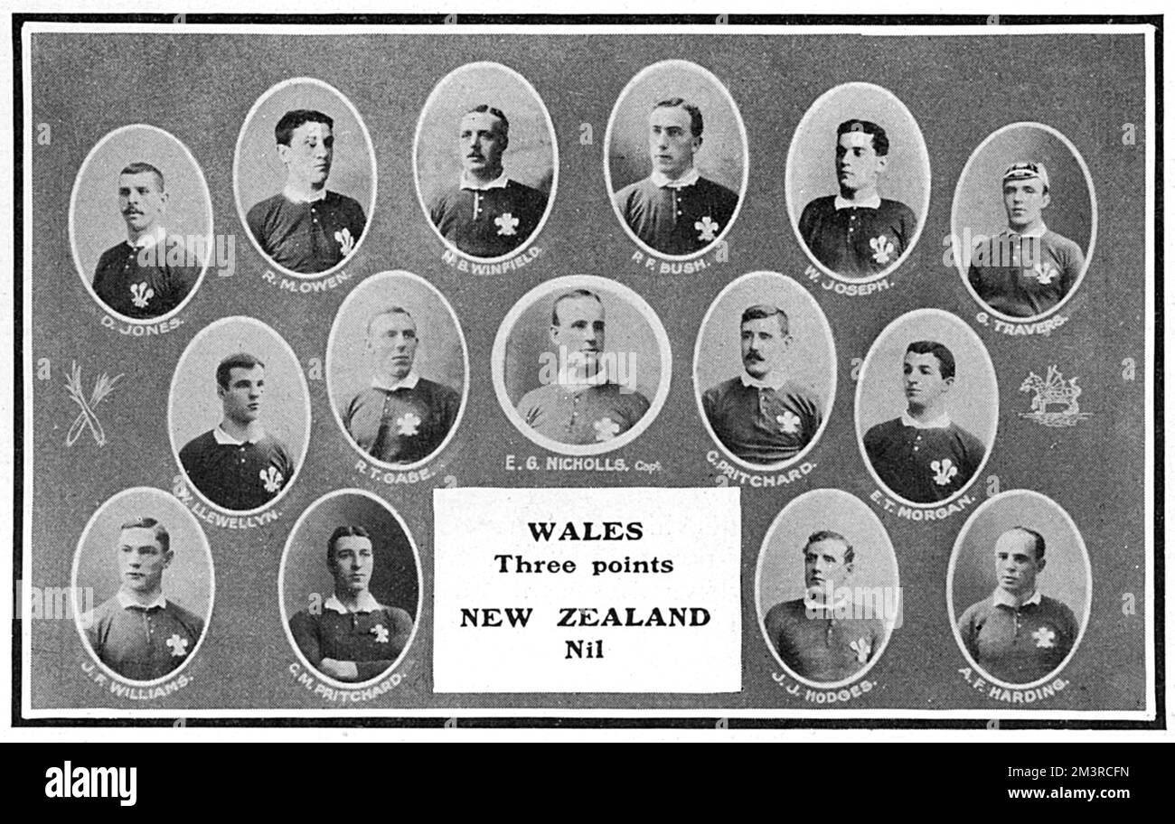 Une photo d'équipe célébrant le joueur de l'équipe de rugby galloise, qui a battu la Nouvelle-Zélande précédemment non battue de trois points contre zéro lors du match final de la coupe du 16th décembre 1905. Date: 1905 Banque D'Images