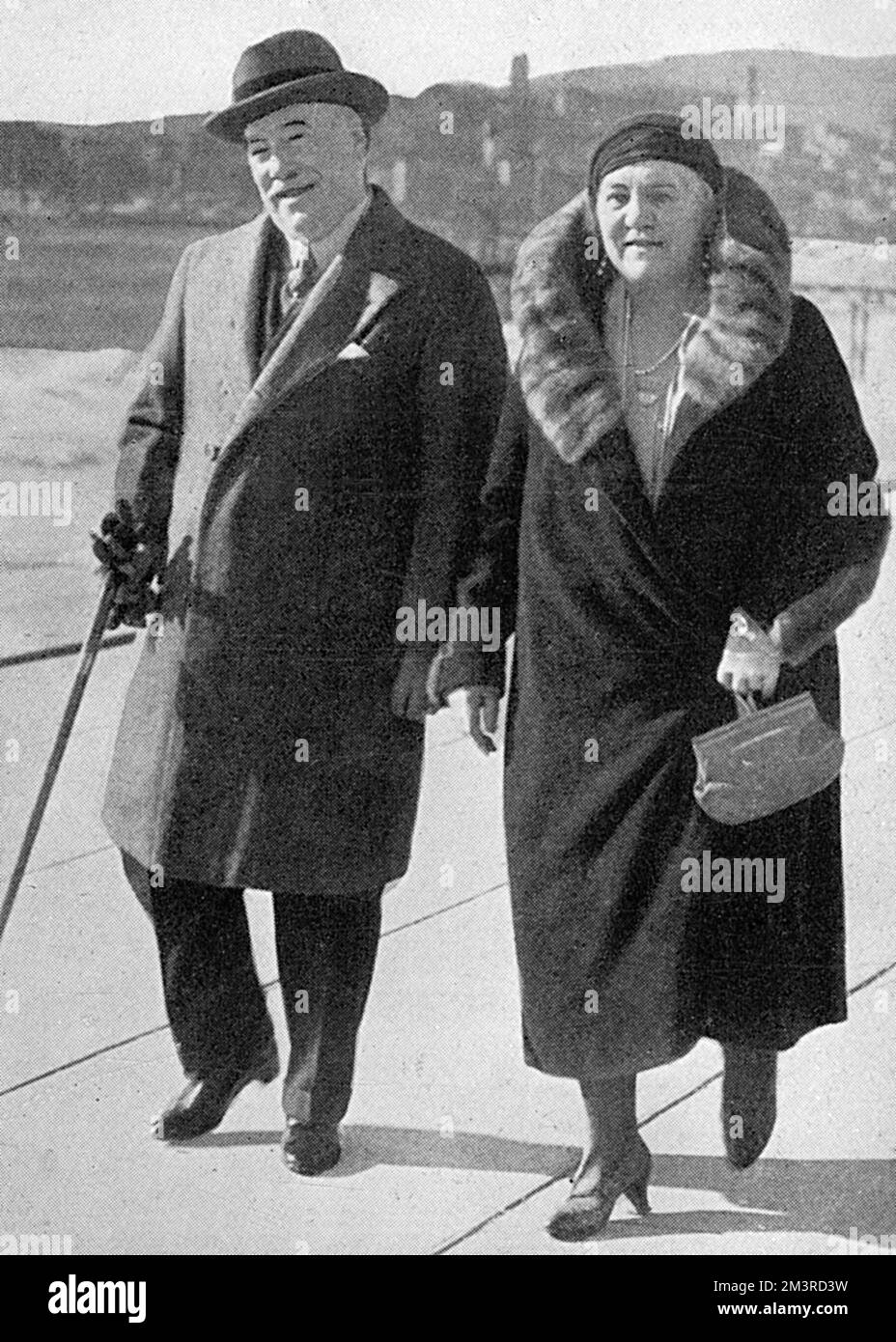 Sir Richard Woodman Burbidge, 2nd Baronet (1872 - 1945), Président du grand magasin Harrods à Knightsbridge, Londres, en photo avec sa femme qui se promènait le long de la Croisette à Cannes sur la Côte d'Azur. Date: 1931 Banque D'Images