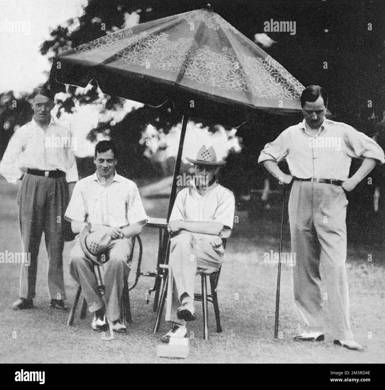 T.R.H. Le prince de Galles (plus tard le roi Edward VIII, duc de Windsor) et le prince George (plus tard le duc de Kent) aux constant Spring Golf Links à Kingston, en Jamaïque. Le Prince de Galles, avec son associé Lord Ednam (à droite), a battu le Prince George et M. J. C. Frost (à gauche), secrétaire privé de Sir Reginald Stubbs, gouverneur de la Jamaïque. Le Prince de Galles est photographié et porte un casque local connu sous le nom de chapeau de plantoir à tabac. Date: 1931 Banque D'Images