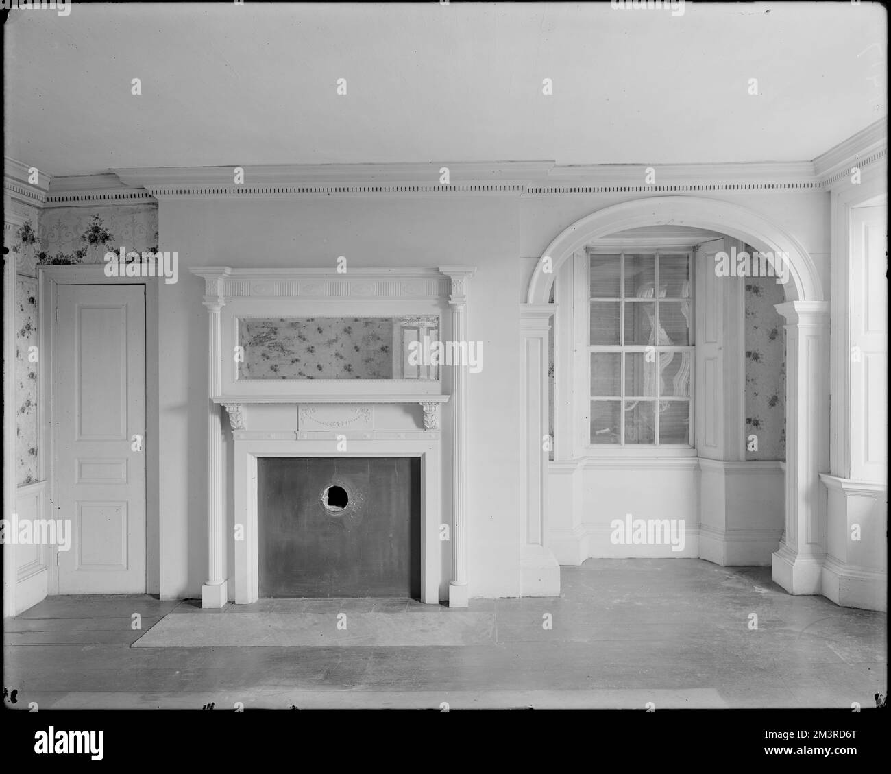 Salem, 188 Derby Street, détail intérieur, salon est, mantel, Maison Simon Forrester , Maisons, Interiors, Mantels, Wallpapers, Forrester, Simon, 1784-1817. Collection de négatifs sur plaque de verre de Frank cousins Banque D'Images