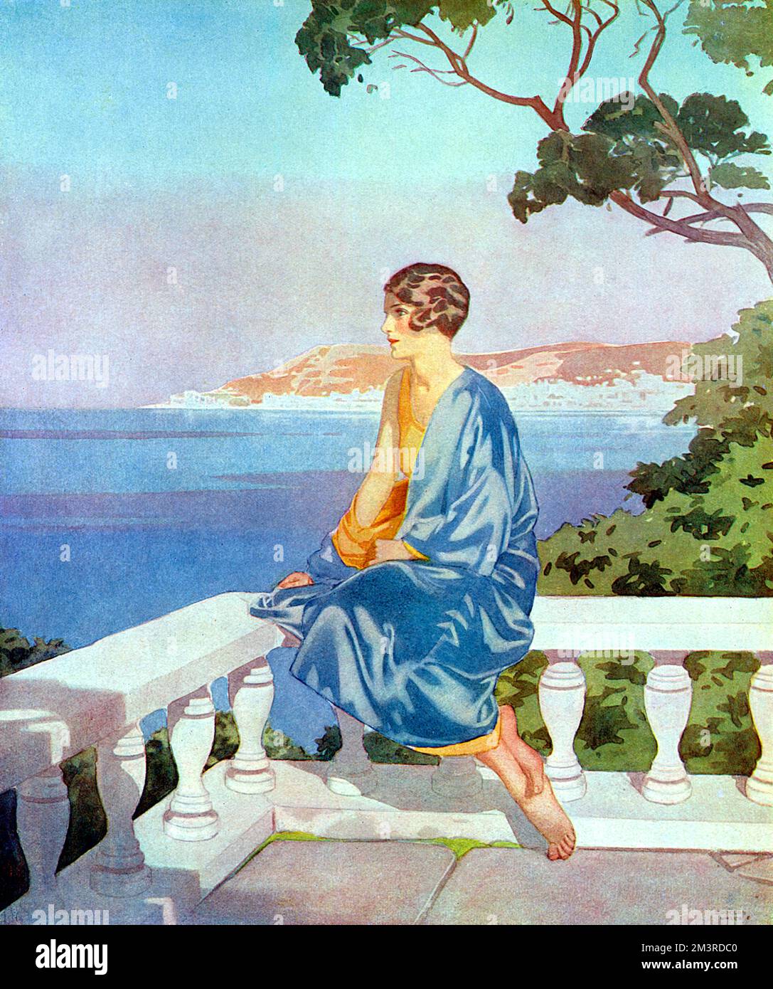 "Manteau" d'Azur! - Une pièce de théâtre sur la Côte d'Azur, montrant une jeune femme en satin bleu donnant sur un balcon au-dessus de la côte quelque part sur la Côte d'Azur. Date: 1931 Banque D'Images