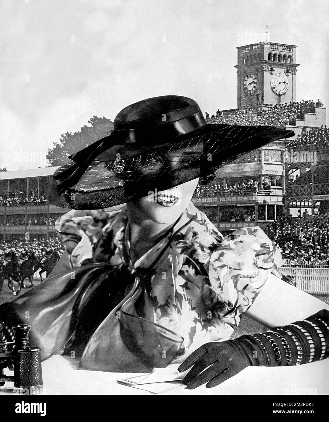 Un superbe chapeau d'organdie dans 'une nuance insaisissable de brun'; le bord renforcé dans une insertion de treillis ouverte dans laquelle les fils dorés se mêlent à l'organdie. Parfait pour la fête des femmes au Royal Ascot. 1934 Banque D'Images
