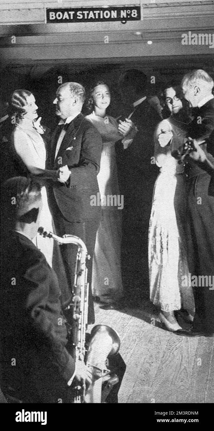 Les passagers à bord d'un paquebot de croisière sur l'océan peuvent danser, même s'ils doivent se soucier de la terrasse parfois en pente. Date: 1932 Banque D'Images