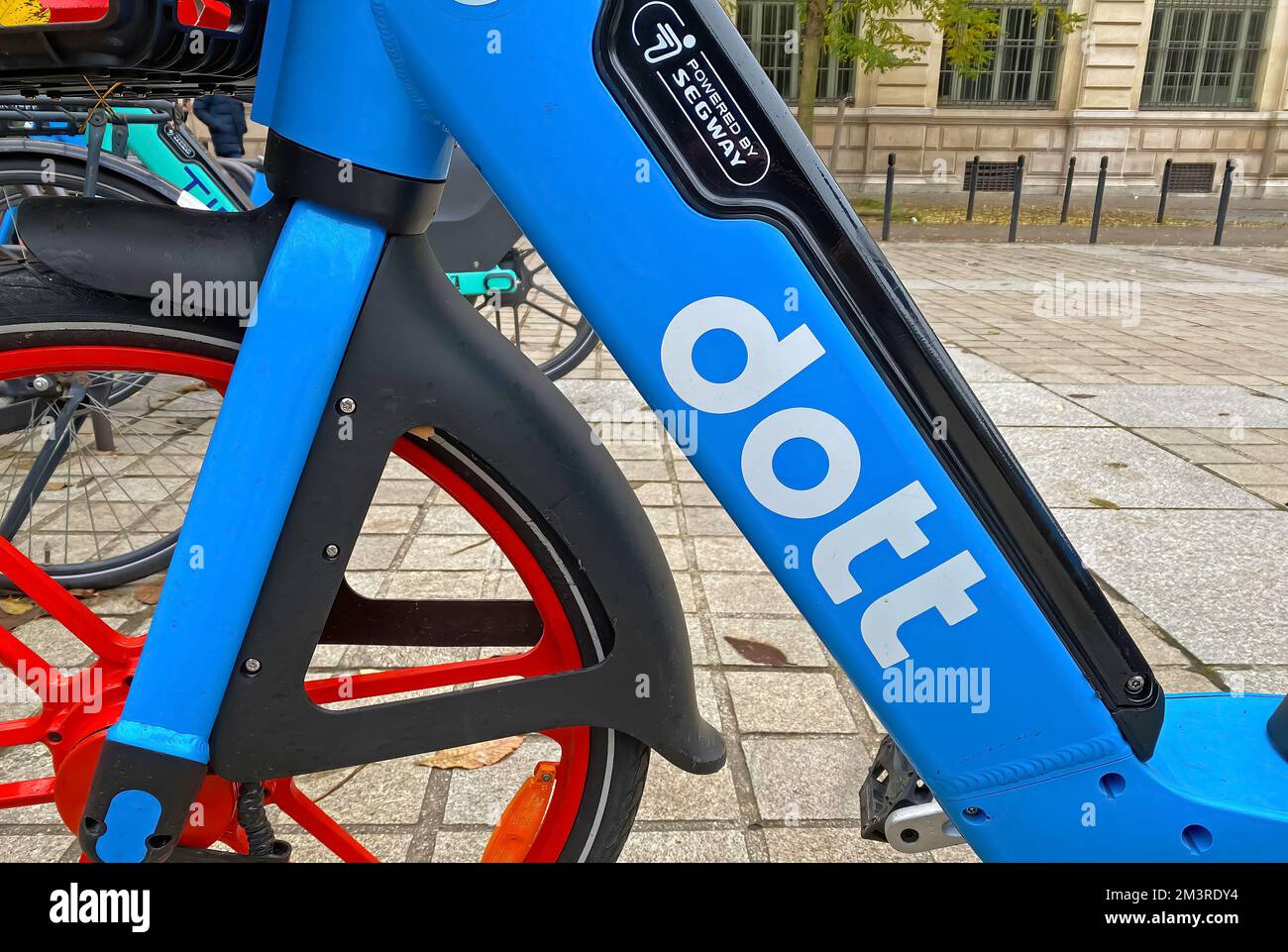 Paris, France - 9 novembre. 2022: Gros plan de vélo électrique bleu en ...