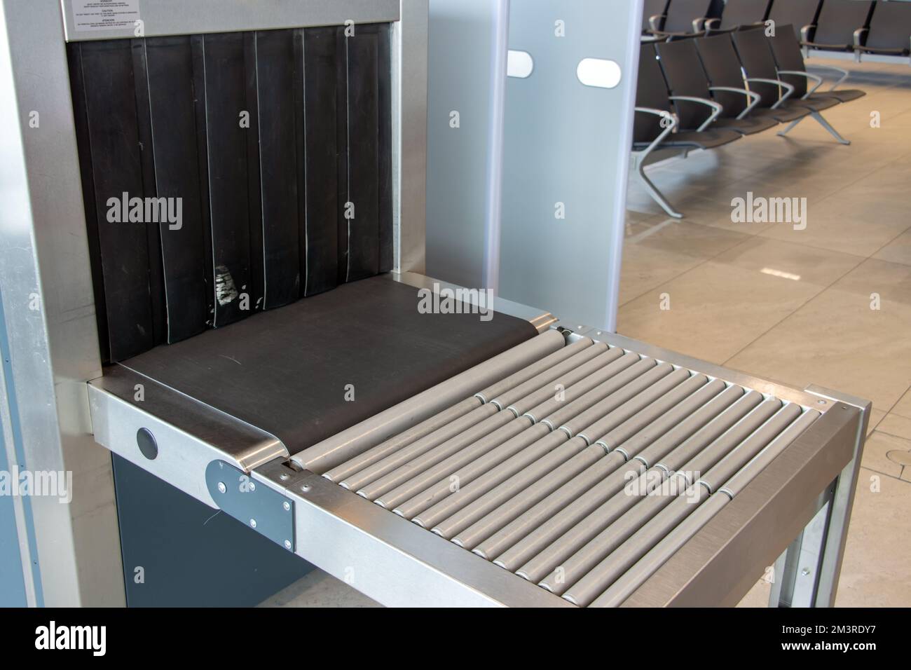 Le lecteur de bagages du terminal de l'aéroport. Un point de contrôle des bagages à la porte d'embarquement. Banque D'Images