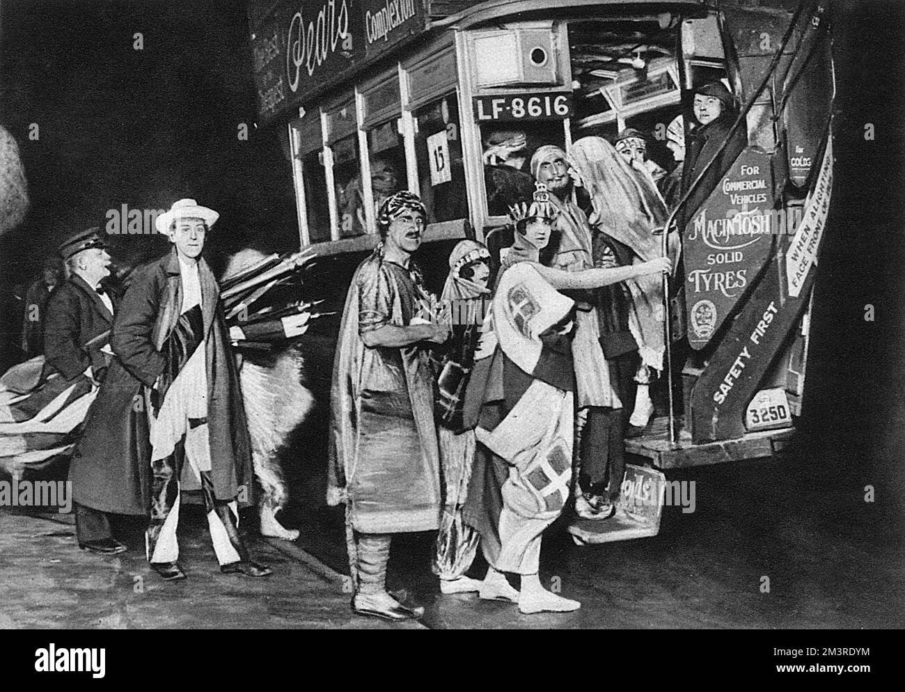 Les acteurs de Chu Chin Chow prennent le bus pour la nuit du bal de la scène Banque D'Images