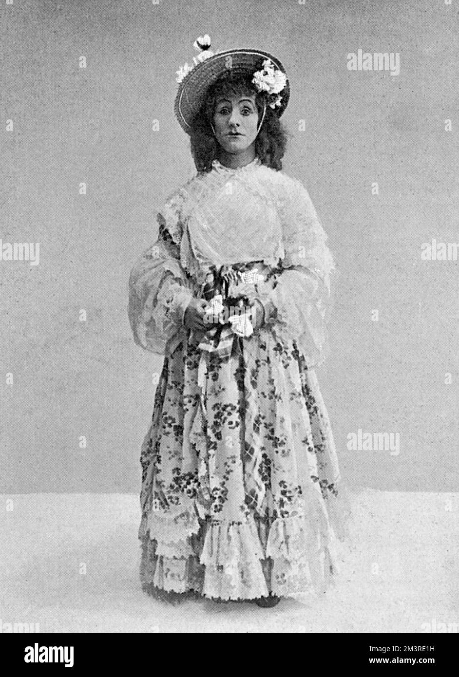 DaN Leno comme mère Goose habillé dans la robe extravagante qu'elle adopte quand elle vient dans sa fortune. Date: 1903 Banque D'Images